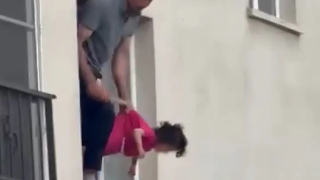 3 yaşındaki kızını bıçakla rehin aldı