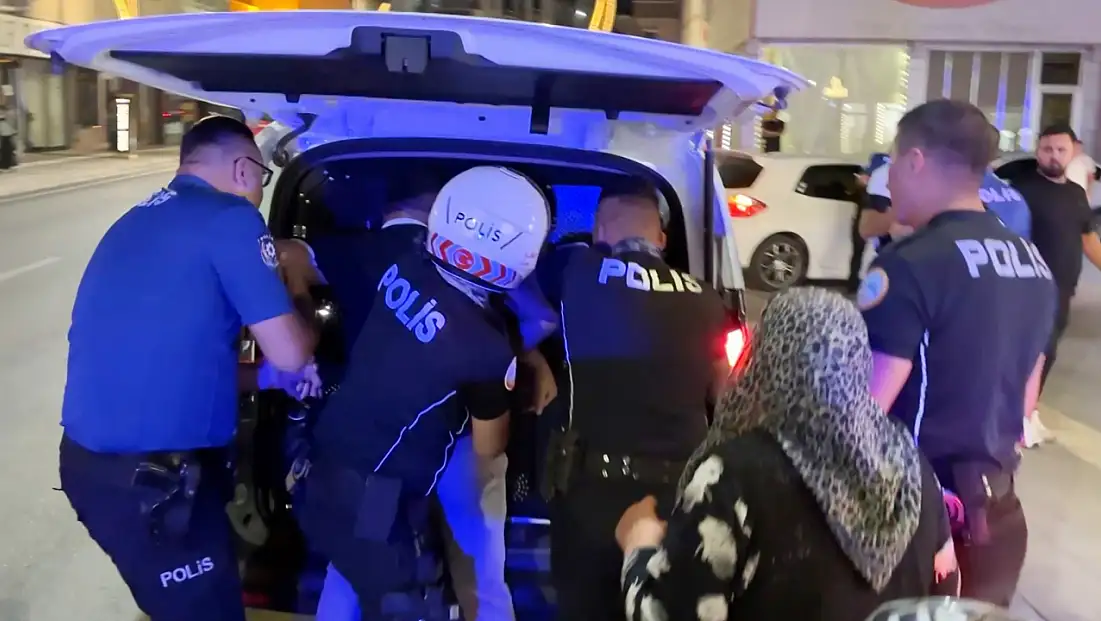 Aile kavgasında ilginç gözaltı! Biri direndi, diğeri oynayarak gitti