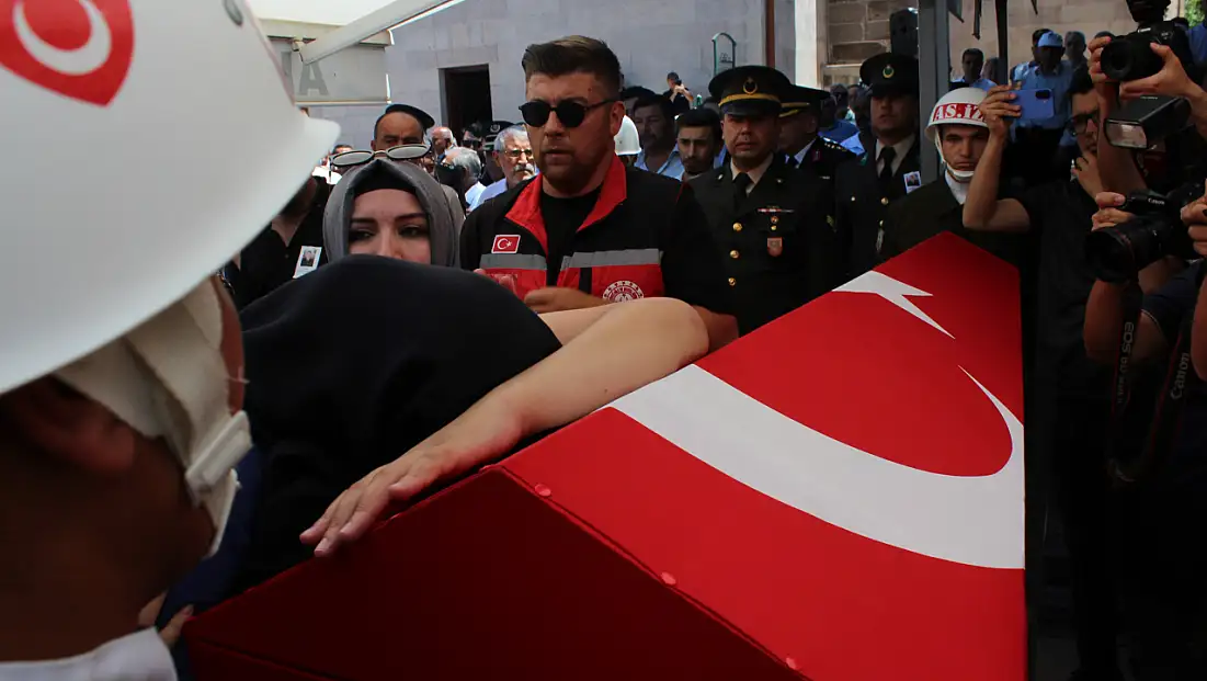Aksaray şehidini uğurladı: Hamile eşinin vedası yürek burktu