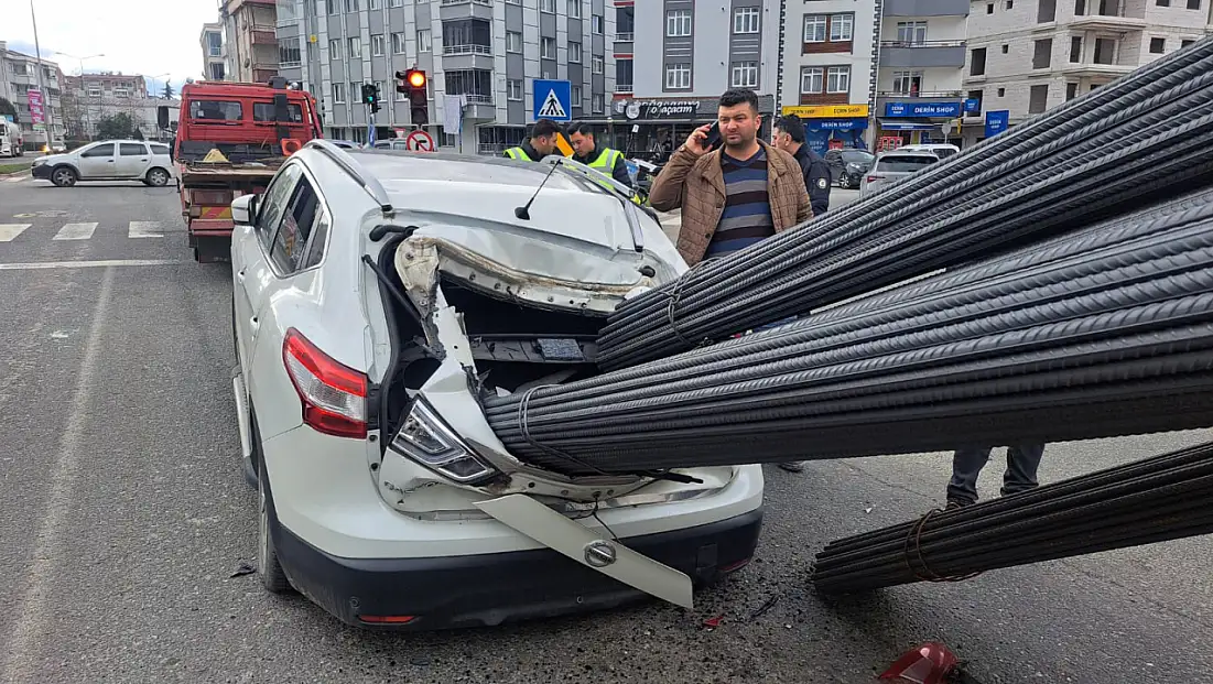 Ani fren yapan kamyonun taşıdığı demirler önündeki araca saplandı