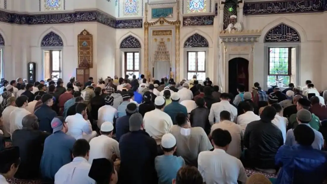 Cami dolup taştı: Bayram namazı 3 kere kılındı