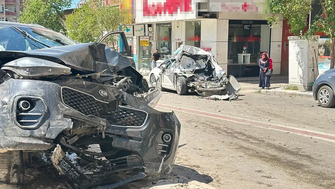 Freni boşalan hafriyat kamyonu ortalığı savaş alanına çevirdi: 5 yaralı
