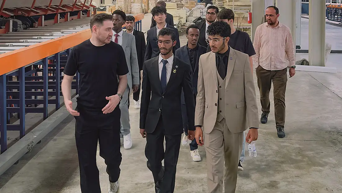 Genç girişimci liderler, fabrikayı gezdi