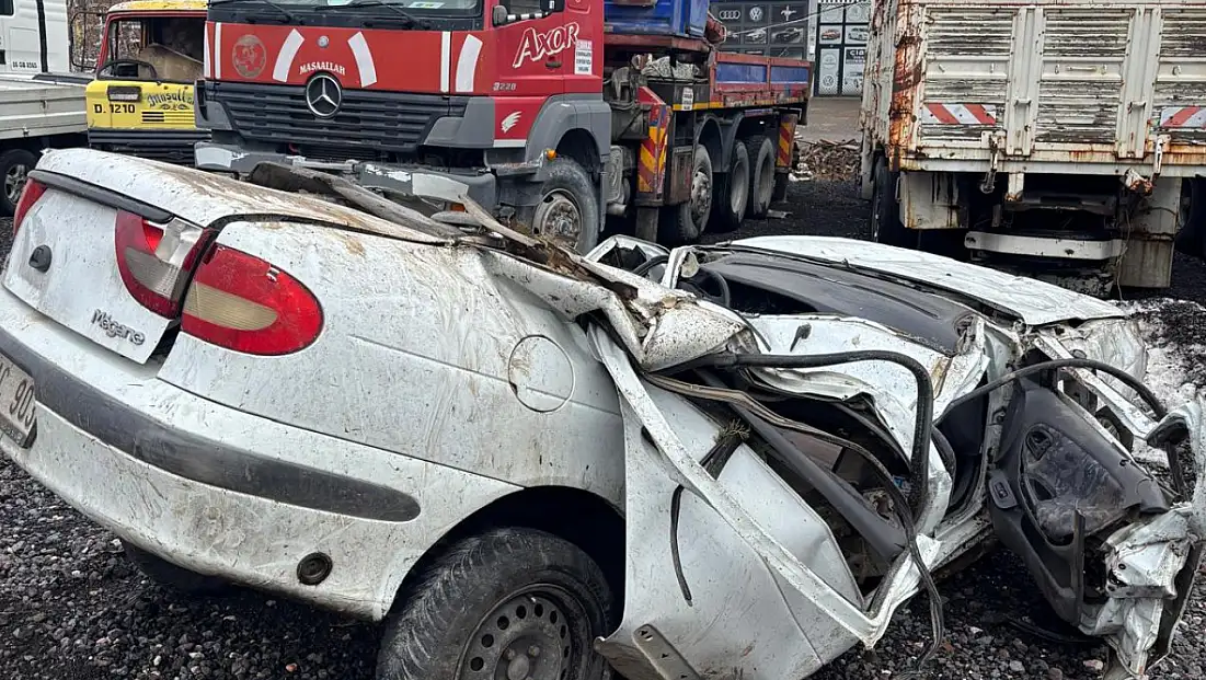 Genç sürücü feci kazada  yaşamını yitirdi