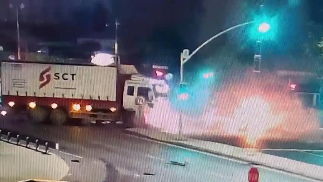 Hatalı dönüş ölüm getirdi! Kamyona çarpan araç alev aldı