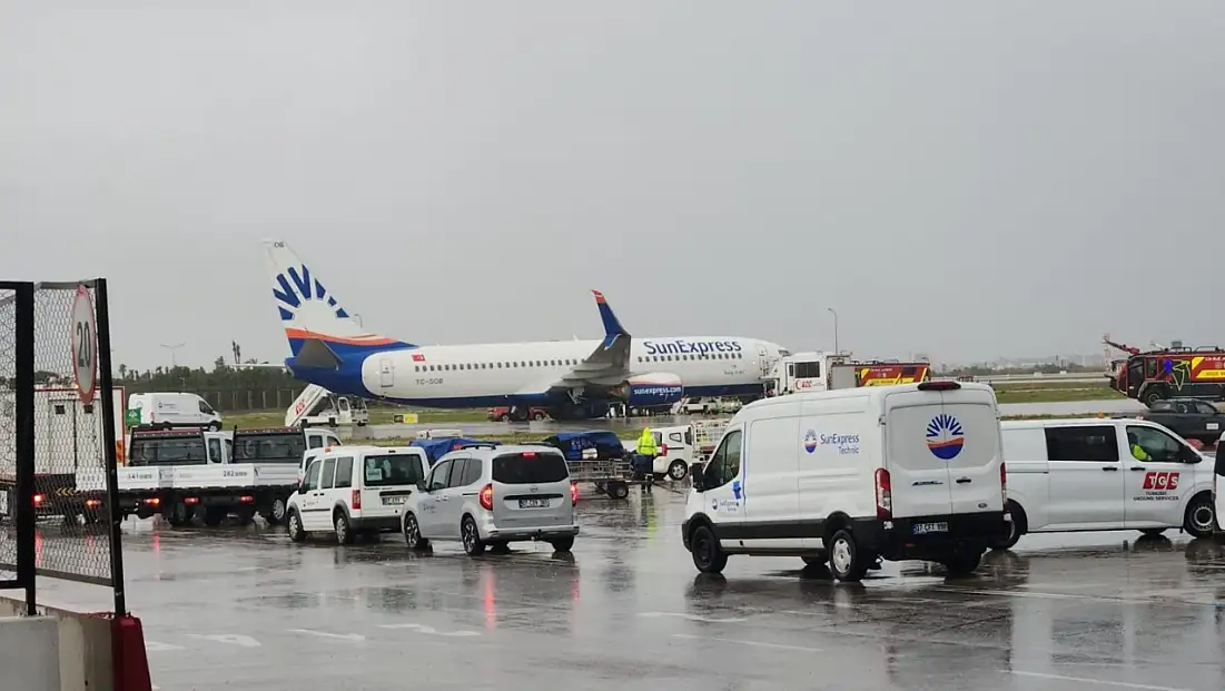 Havalimanında panik anları: İniş takımı koptu, yolcular tahliye edildi