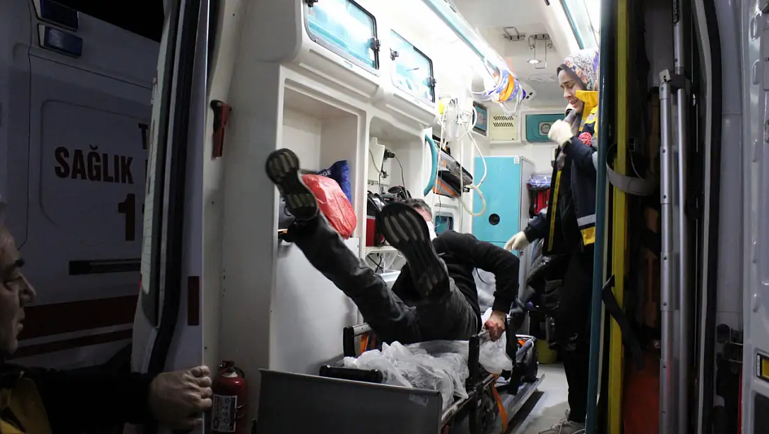 Kavgada bıçaklanan şahıs hastanede sedyeden atlayıp basın mensuplarına saldırdı