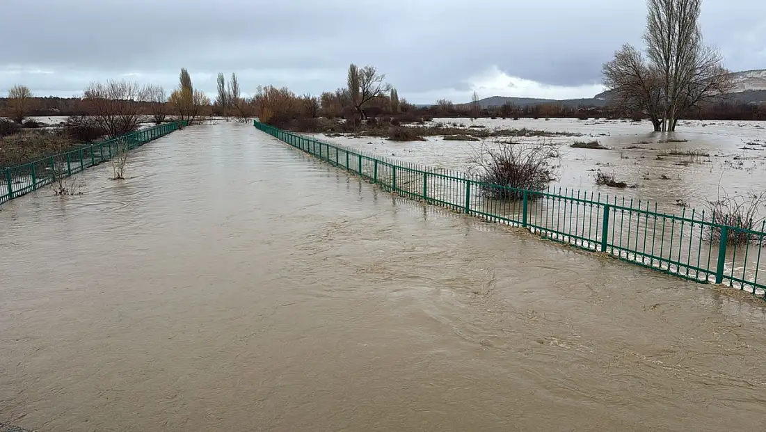 Konya’da baraj taştı! Araziler gölü andırdı