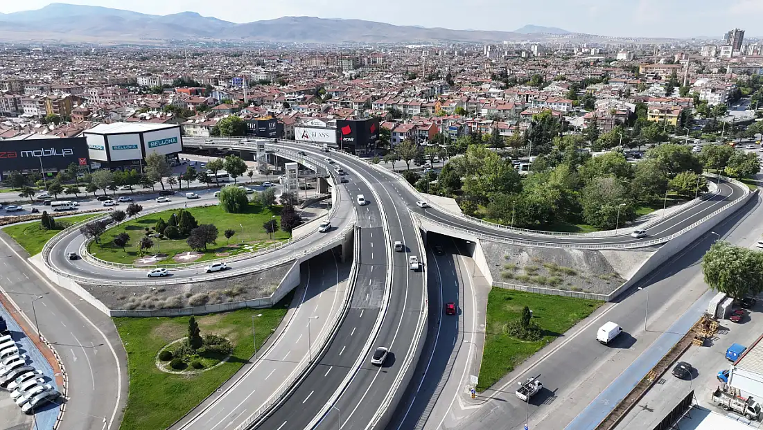 Konya’da iki önemli üst geçit yenilendi! 2 bin 500 ton asfalt kullanıldı