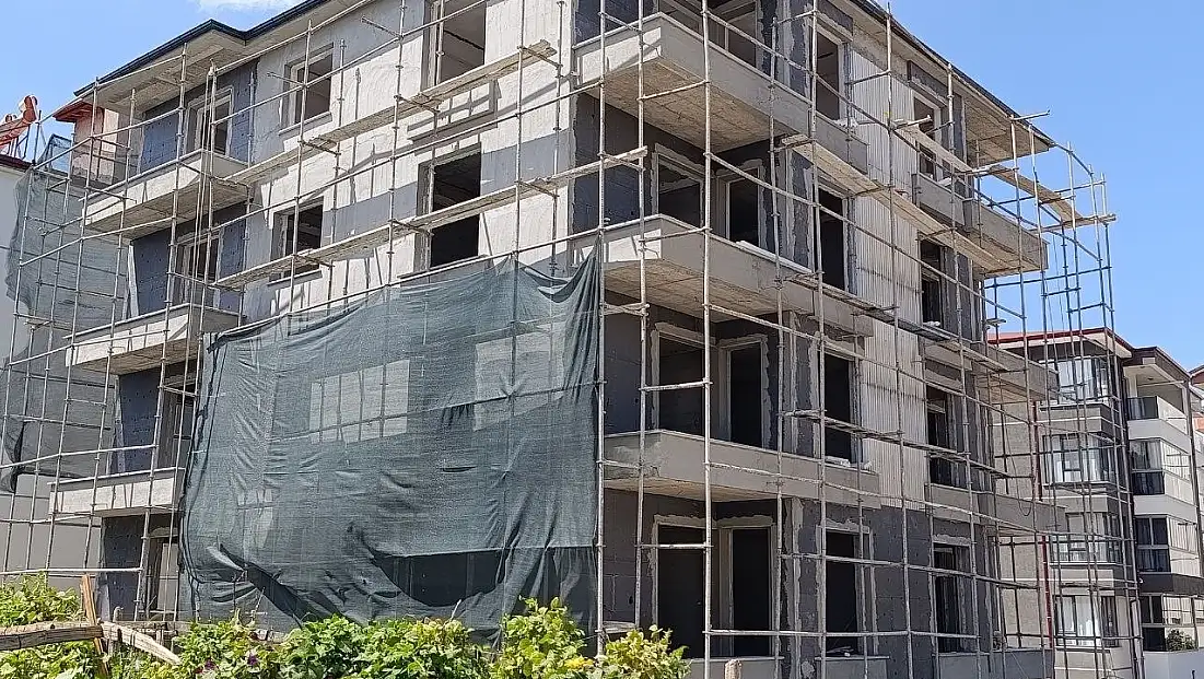 Konya'da inşaatta feci kaza: 3'üncü kattan beton zemine düştü