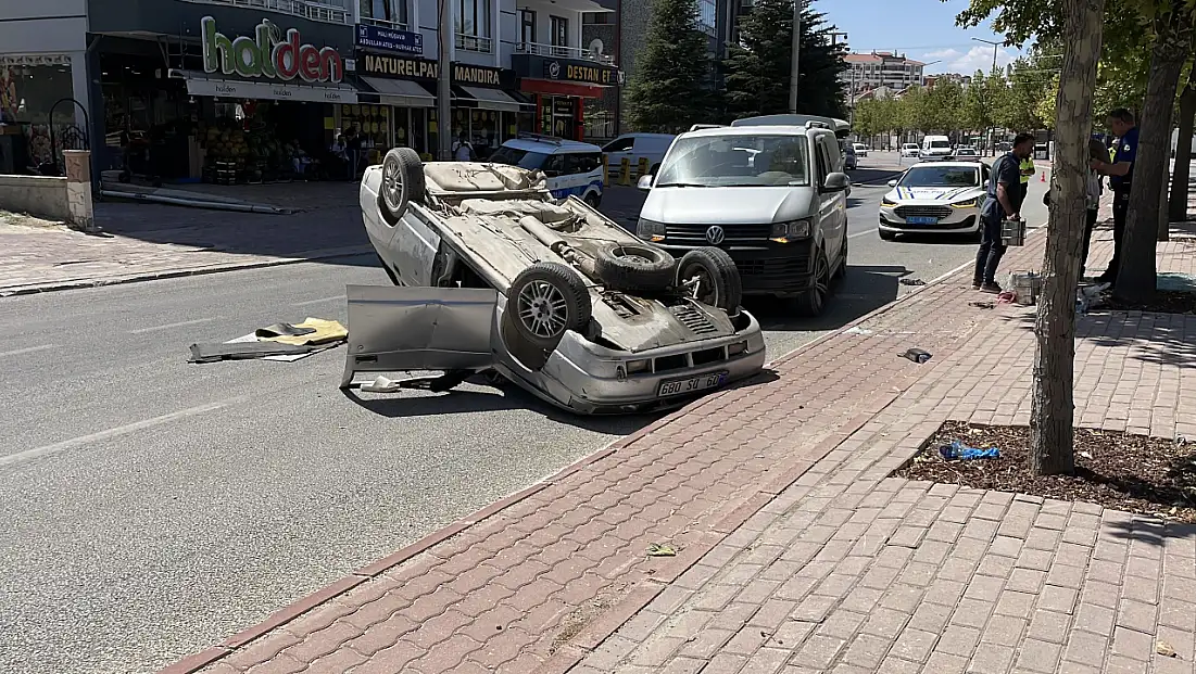 Konya’da kontrolden çıkan otomobil kaldırıma çarpıp takla attı