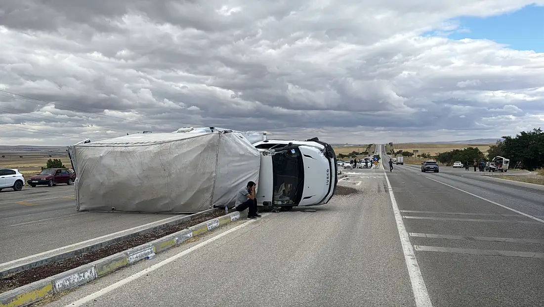 Konya’da korkutan kaza: Ev eşyası yüklü kamyonet devrildi