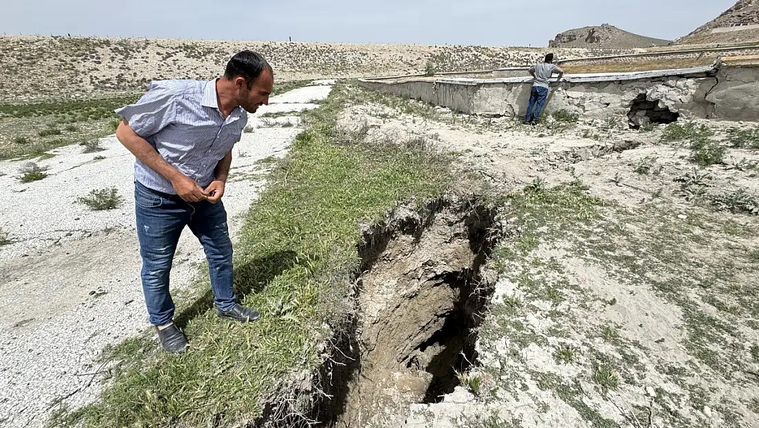 Konya'da obruk derken şimdi de yüzey yarığı oluştu! 8 metre derinliğinde 2,5 kilometre uzunluğunda!