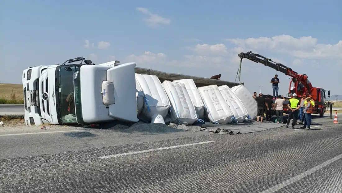 Konya’da yürekleri ağza getiren kaza! TIR refüje devrildi