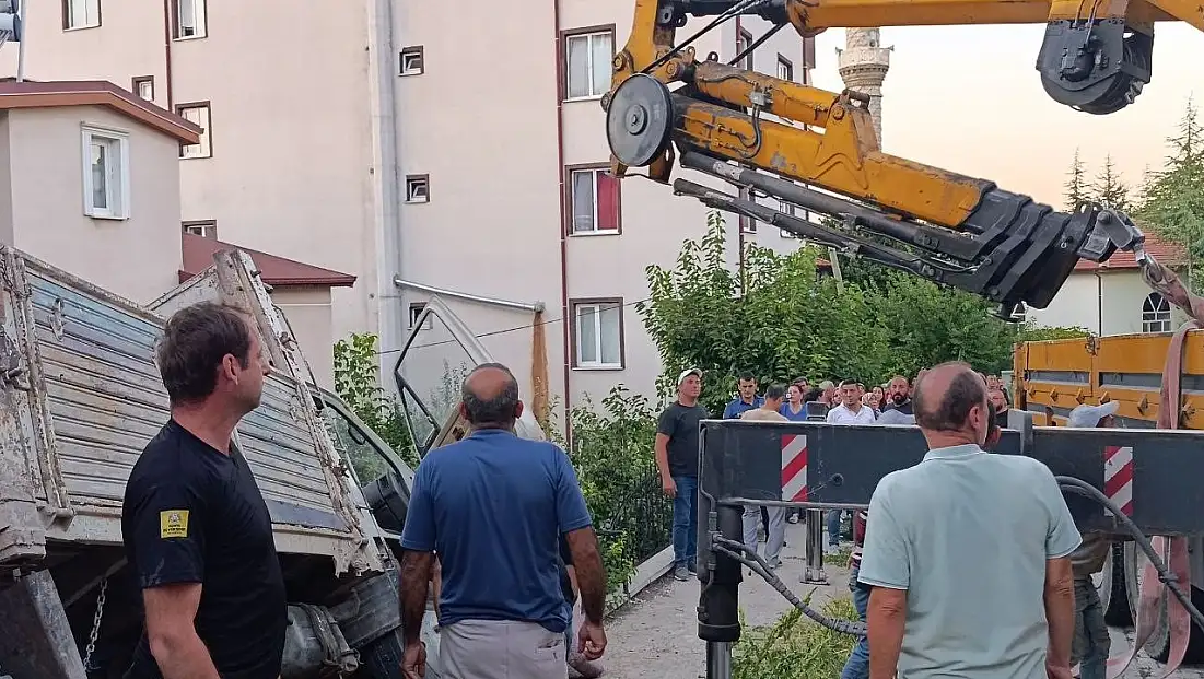 Konya’da yürekleri ağza getiren olay! Kamyoneti durdurmak isterken sıkıştı