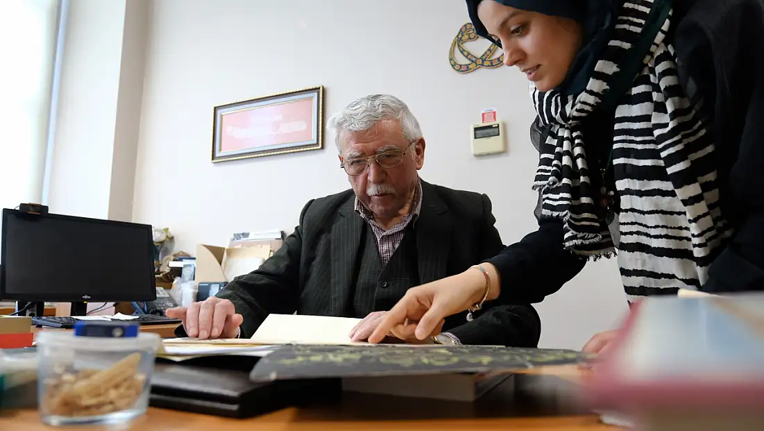 Konya’nın hat sanatı ustası Hüseyin Öksüz, Cumhurbaşkanı Erdoğan’dan ödül aldı