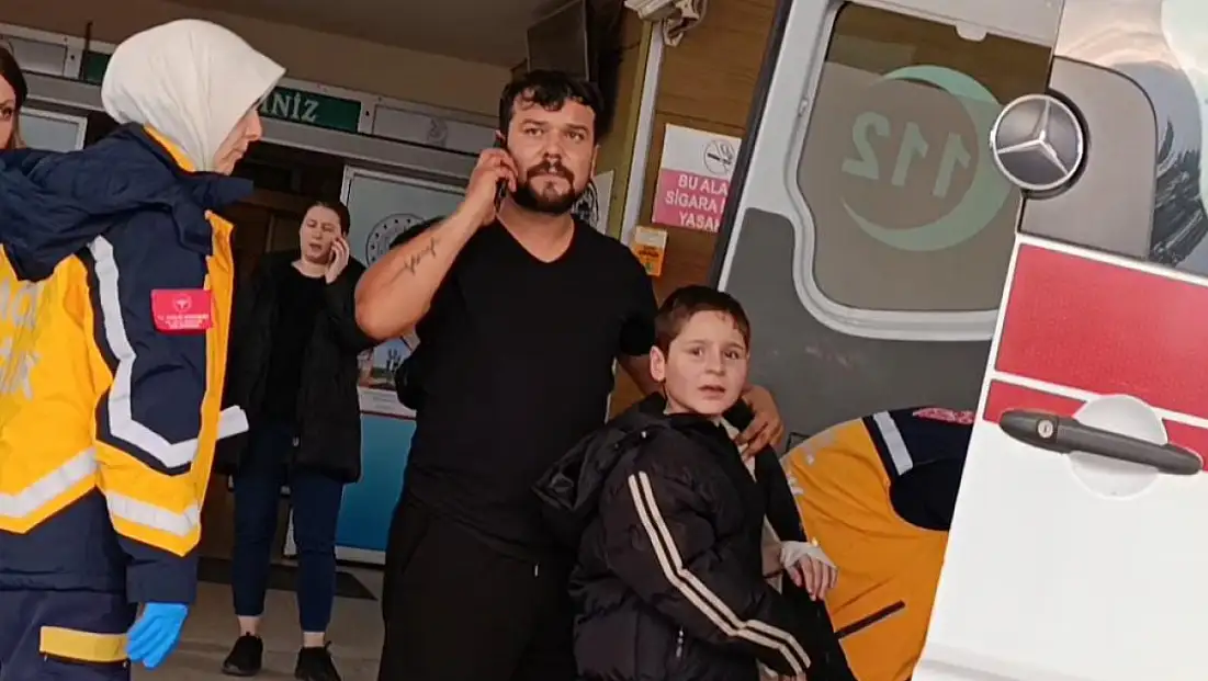 Küçük çocuğun oyunu kana bulandı! Parmağı kopma noktasına geldi