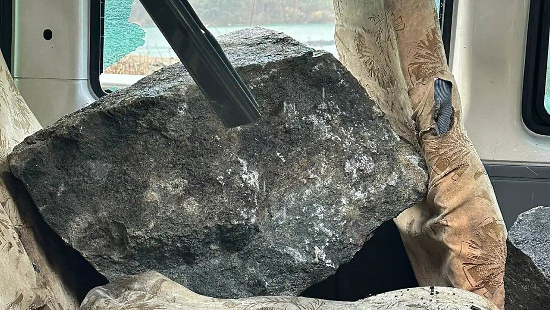 Minibüsün üzerine düşen dev kayalar aracı parçaladı!