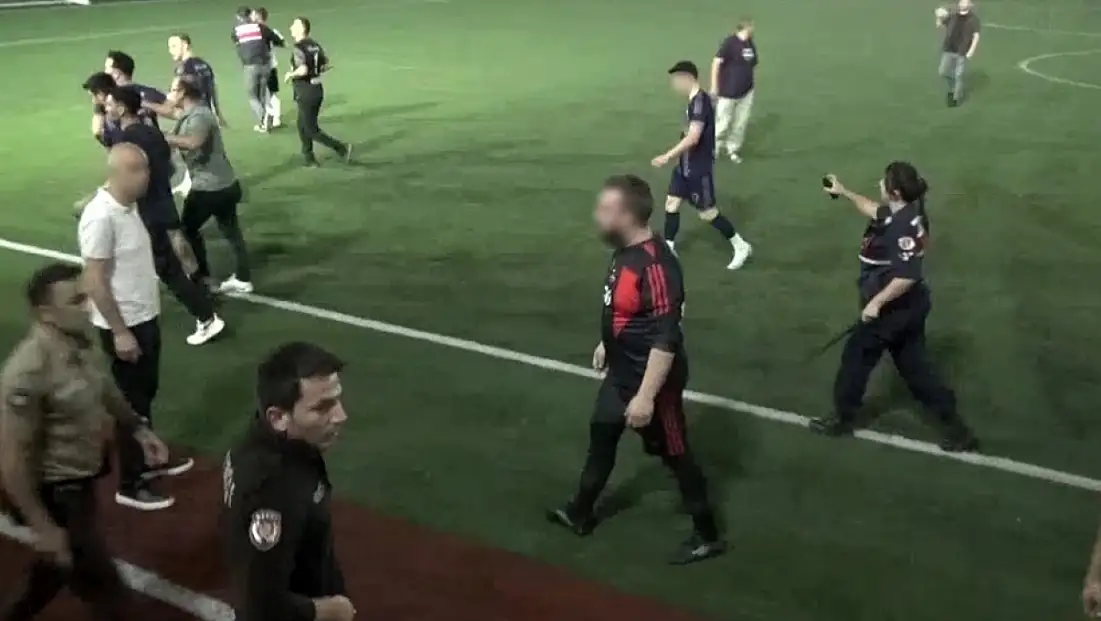 Polislerin maçında saha karıştı!