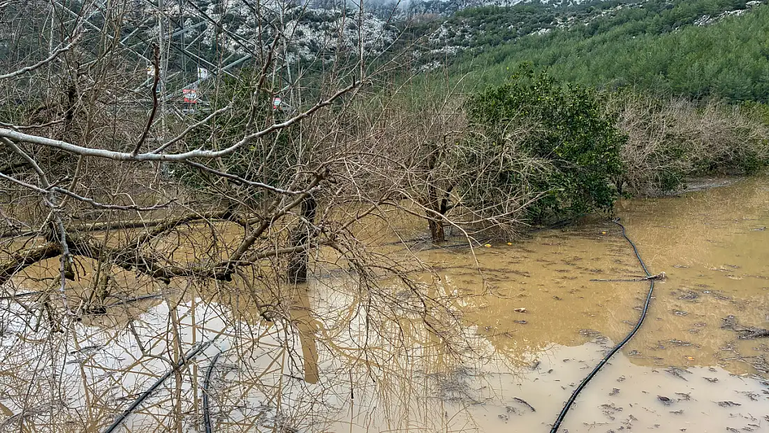 Sağanak hayatı felç etti: 7 ilçede okullar tatil edildi