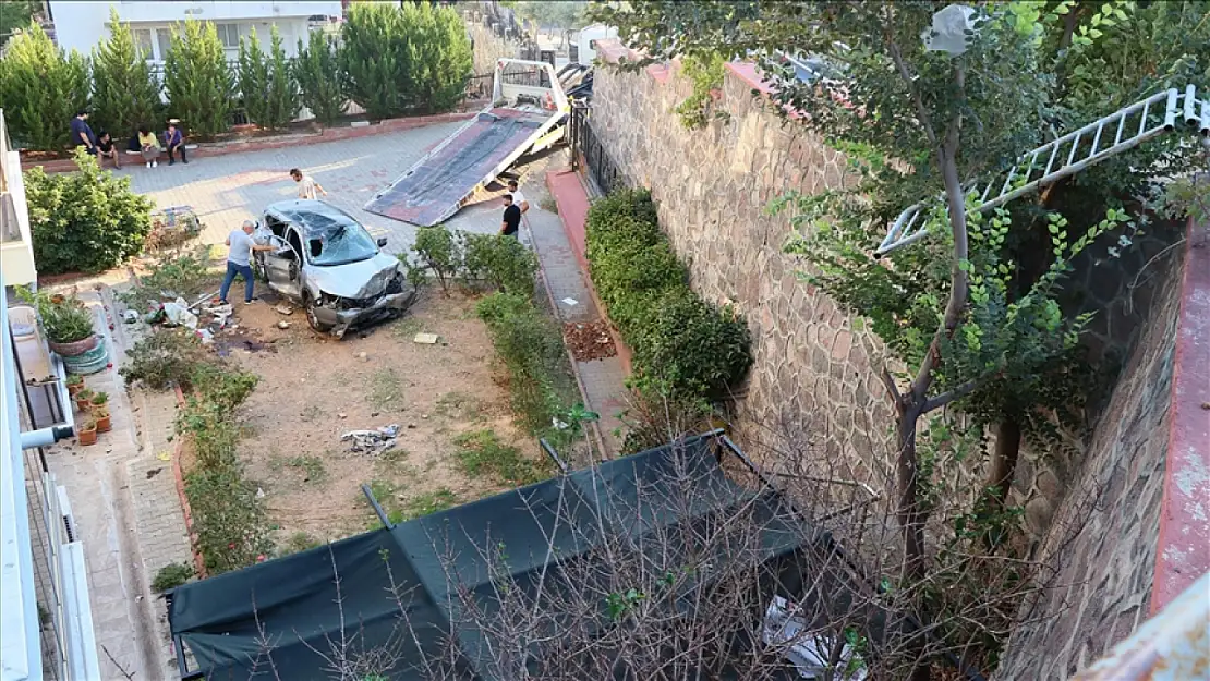 10 metre yükseklikten düşen otomobilde şans eseri kurtuldular!