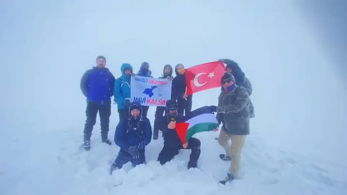 15 kişilik grup Grup Dünya Dağcılık Gününü zirvede kutladı