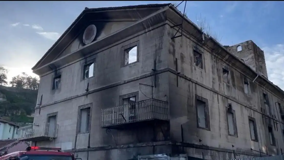 153 yıllık tarihi bina alevlere teslim oldu: 1 kişi hayatını kaybetti