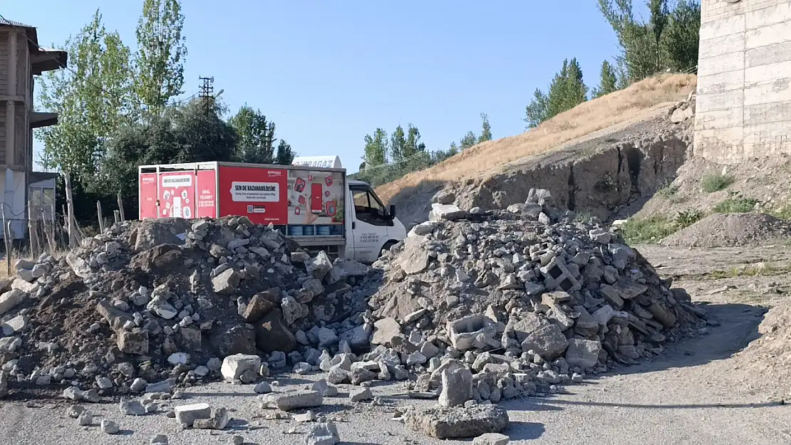 2 mahalleyi bir birine bağlayan yolu kapattı: Muhatap bulamadı!