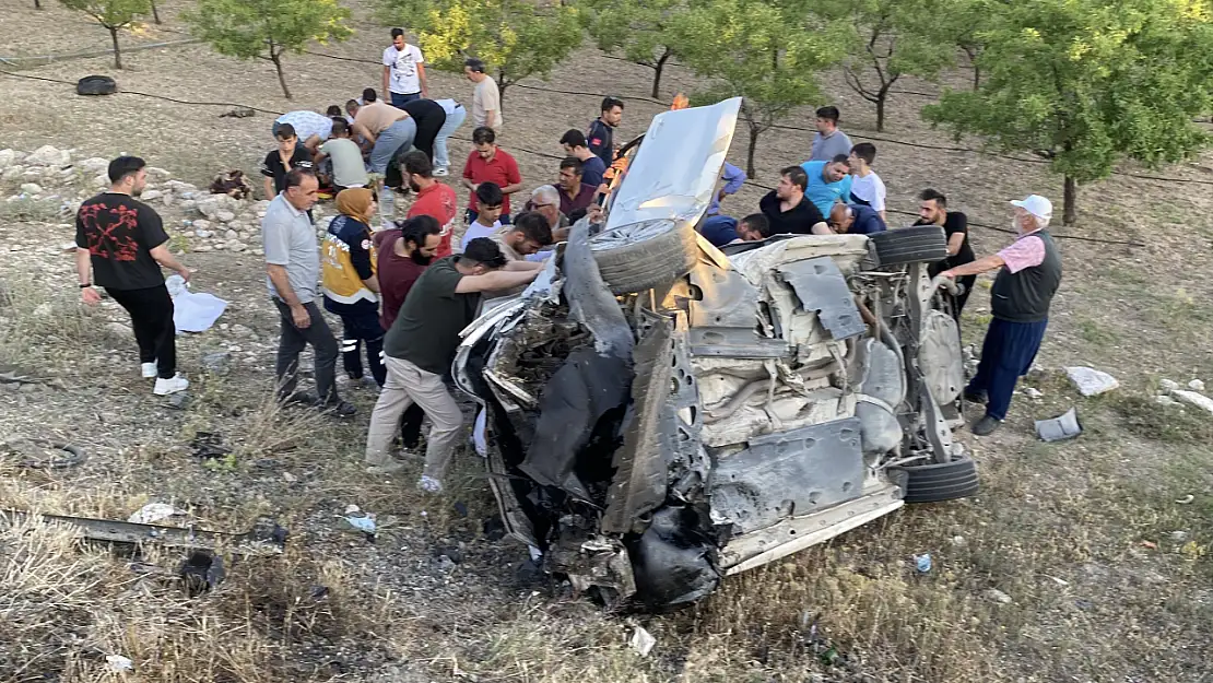 2 otomobilin çarpıştığı kazada 2'si ağır 8 kişi yaralandı