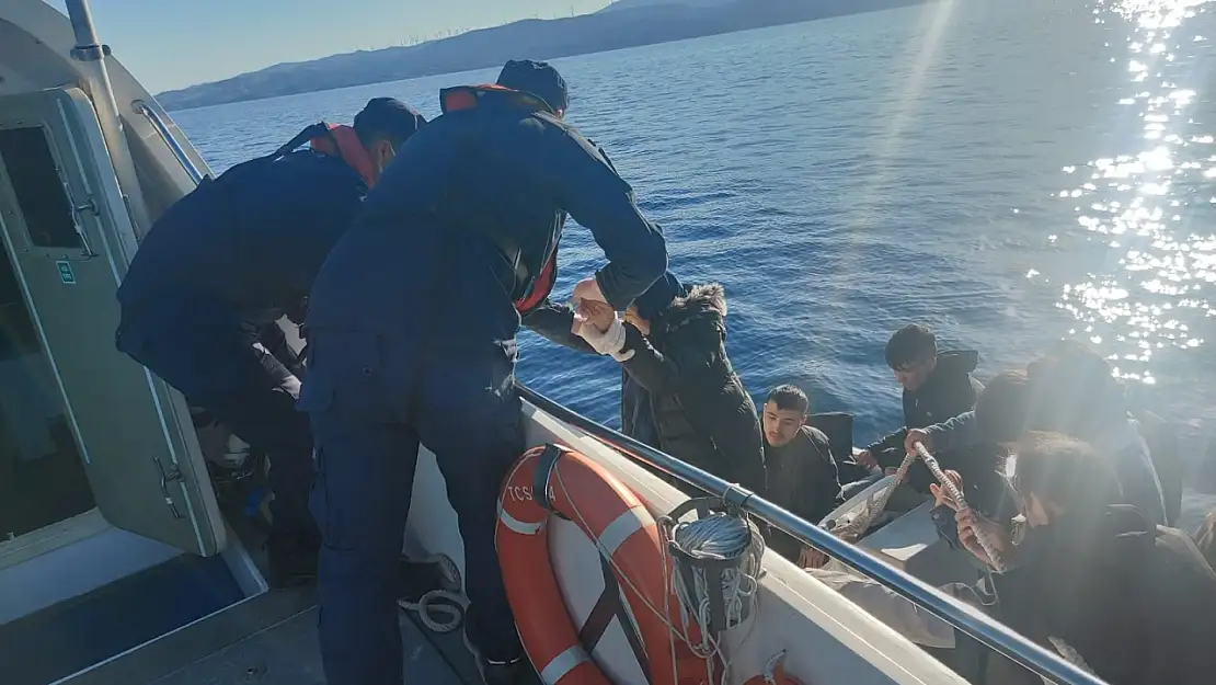 21 kaçak göçmeni yakaladı, 46 göçmeni kurtardı