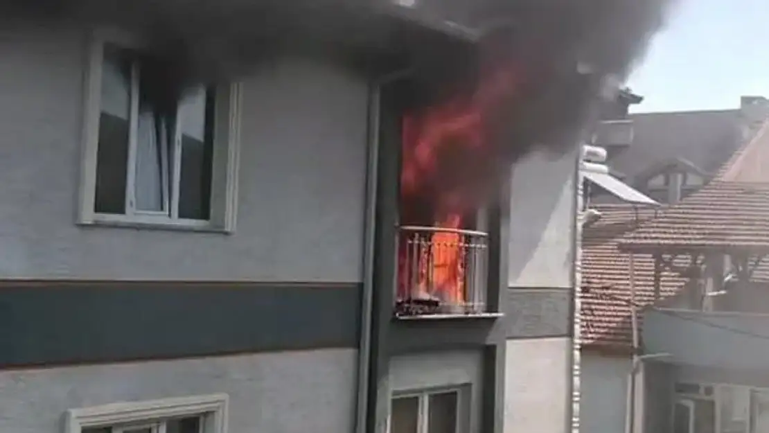 3 katlı apartmanda yangın: İtfaiye olay yerinde!