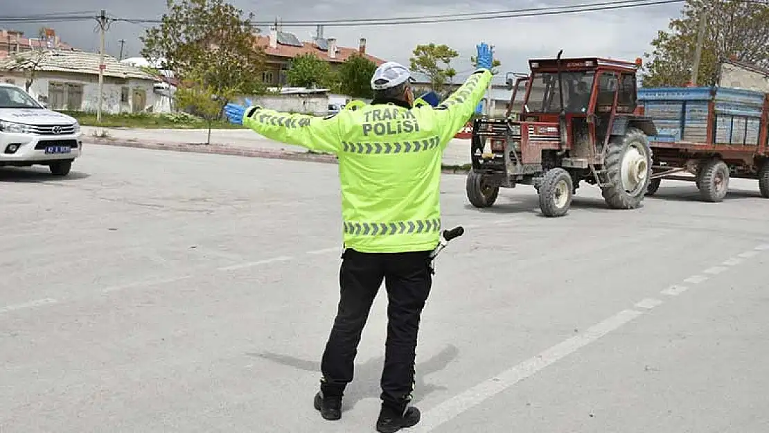 Konya'da tarım araçlarına reflektör dağıtıldı