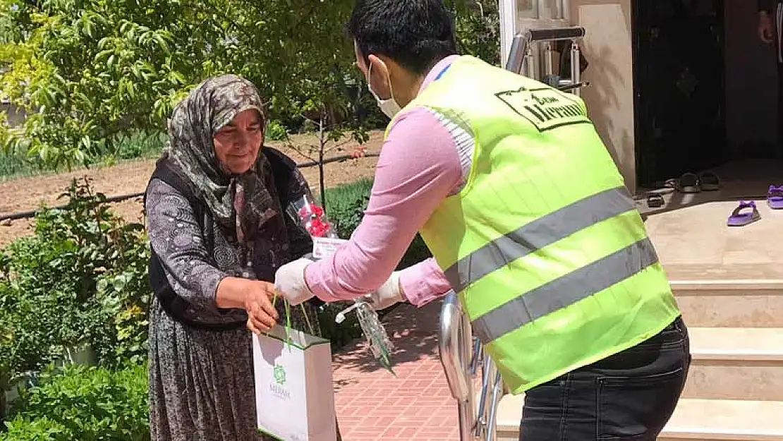 Meram Belediyesi'nden şehit annelerine çiçek ve hediye