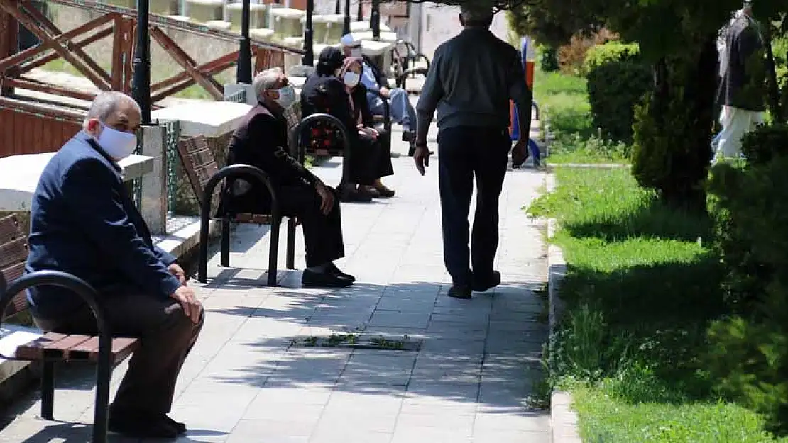 Akşehir'de hava 65 yaş üstü vatandaşların yüzüne güldü