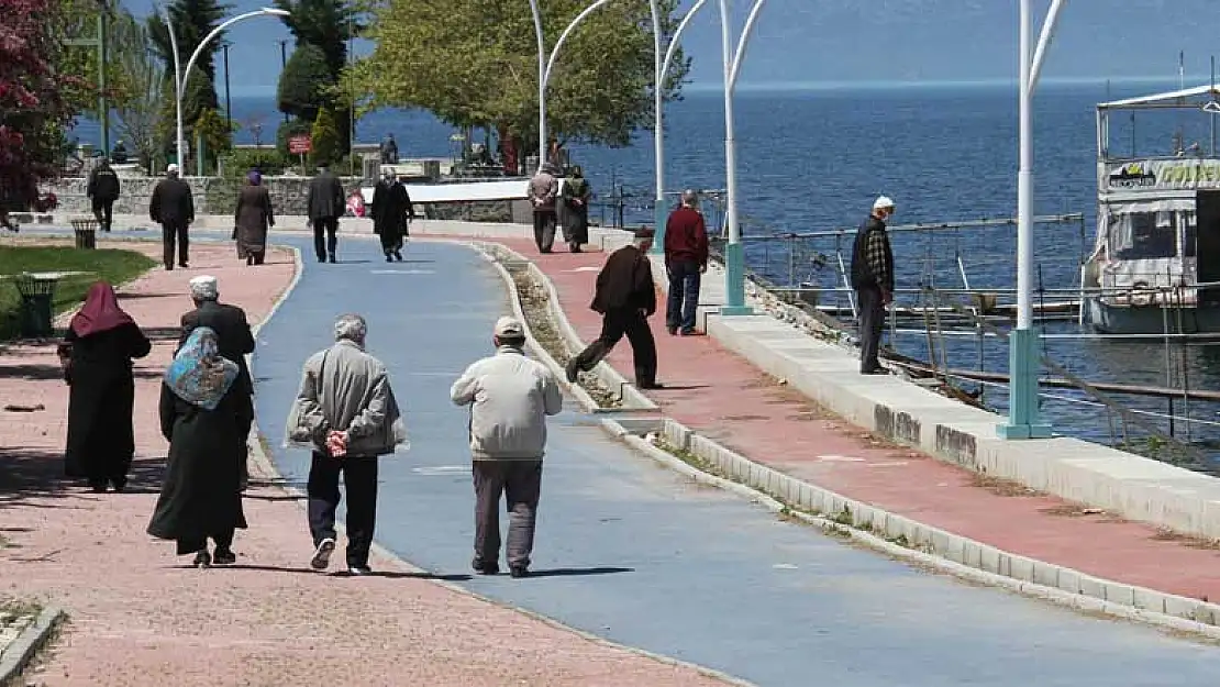 Beyşehir'in 65 yaş ve üstü sakinleri göl kenarına akın etti