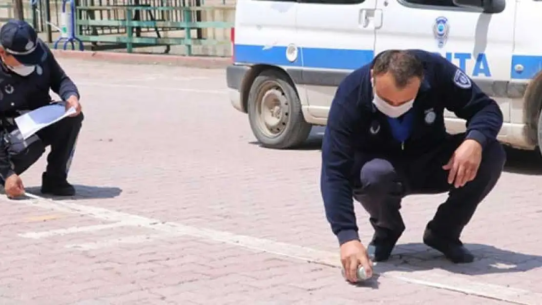 Konya Beyşehir'de giyim pazarında tezgahlara sosyal mesafe ayarı