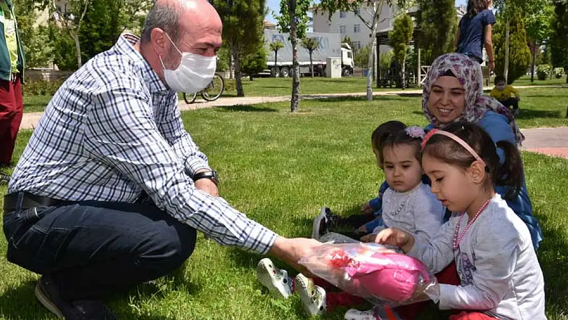 Selçuklu Belediye Başkanı çocuklara oyuncak hediye etti