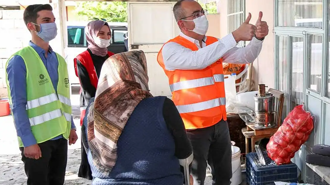 Meram'da yalnız yaşayan yaşlıların iftar yemekleri Başkan Kavuş'tan