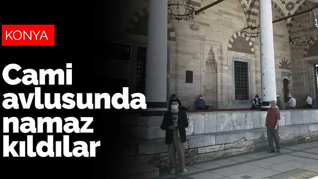 Konya'da sokağa çıkan 65 yaş üzeri vatandaşlar cami avlusunda namaz kıldı