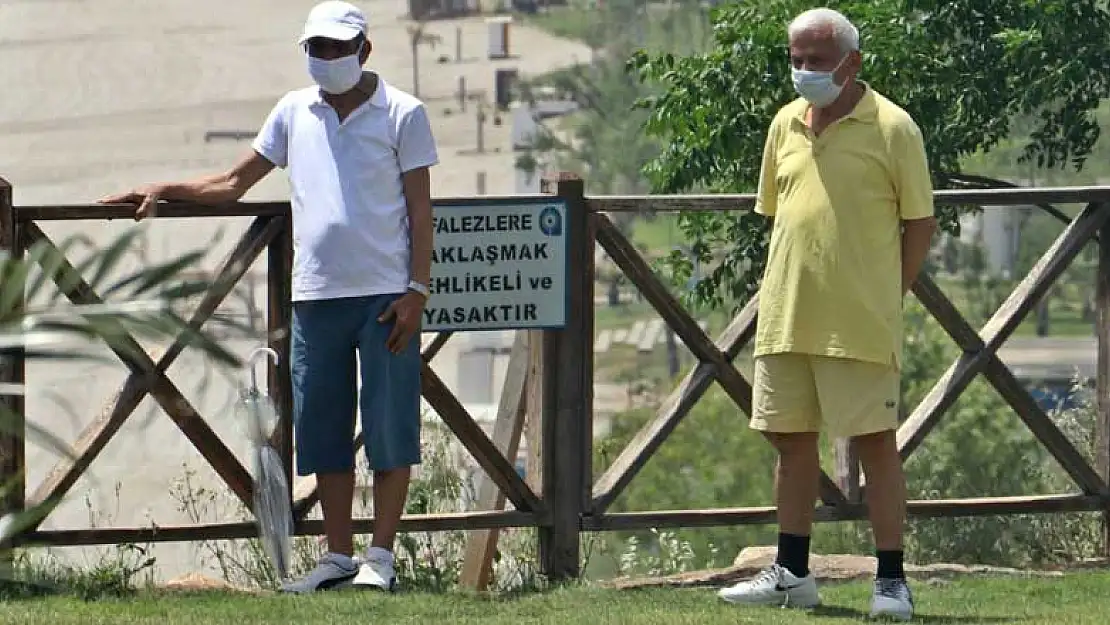 Antalya'da 75 yıla şahit olanlar sokağa akın etti