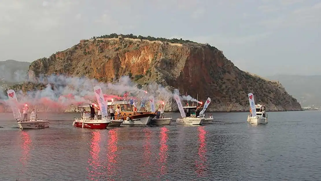 Antalya alev alev! Denizde de sokaklarda da büyük coşku