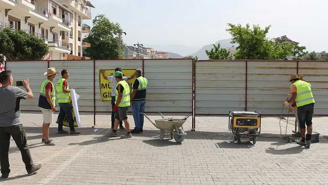 Antalya'da ilginç olay! Yol benim mülküm dedi trafiğe kapattı