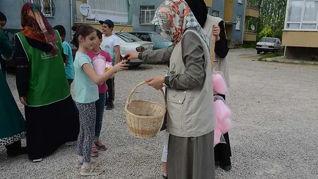 Konya Bozkır İHH'dan çocuklara pamuk şeker sürprizi