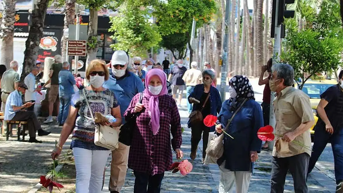 Dünyaca ünlü sahil aylar sonra ilk defa bu kadar kalabalık