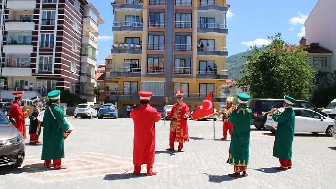 Akşehir Belediyesi Mehter Grubu'ndan bayrama özel mini konser