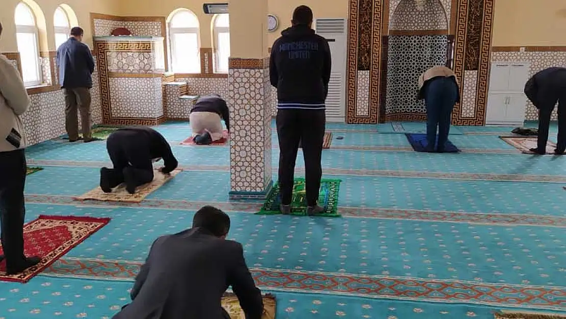 Konya Yunak'ta Cuma namazı yağış nedeniyle cami içinde kılındı