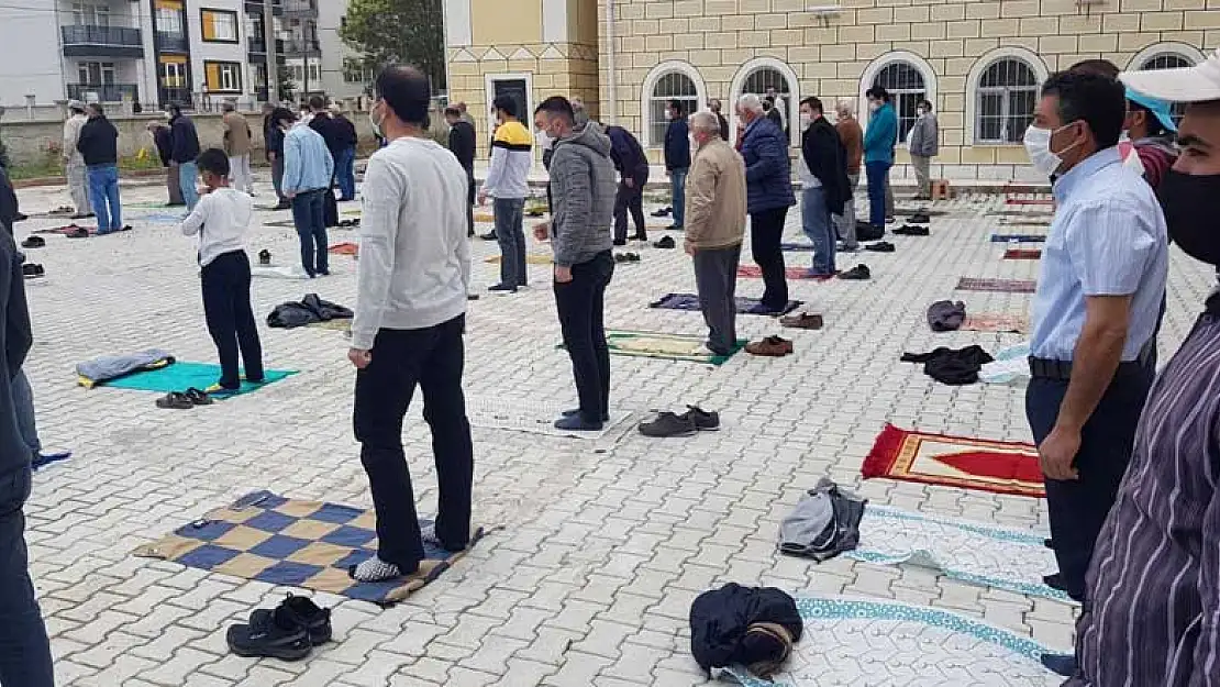 Konya Kulu'da ilk sosyal mesafeli Cuma namazı kılındı