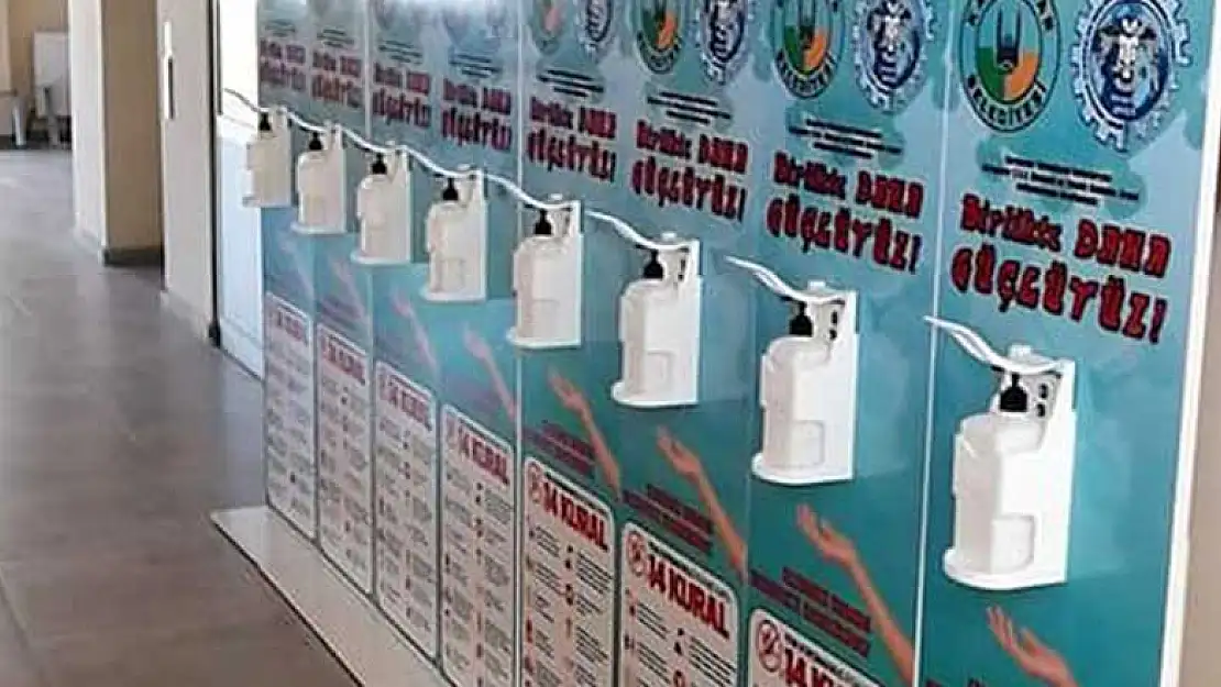 Karapınar'da dirsek basmalı el dezenfektanı standı yapıldı