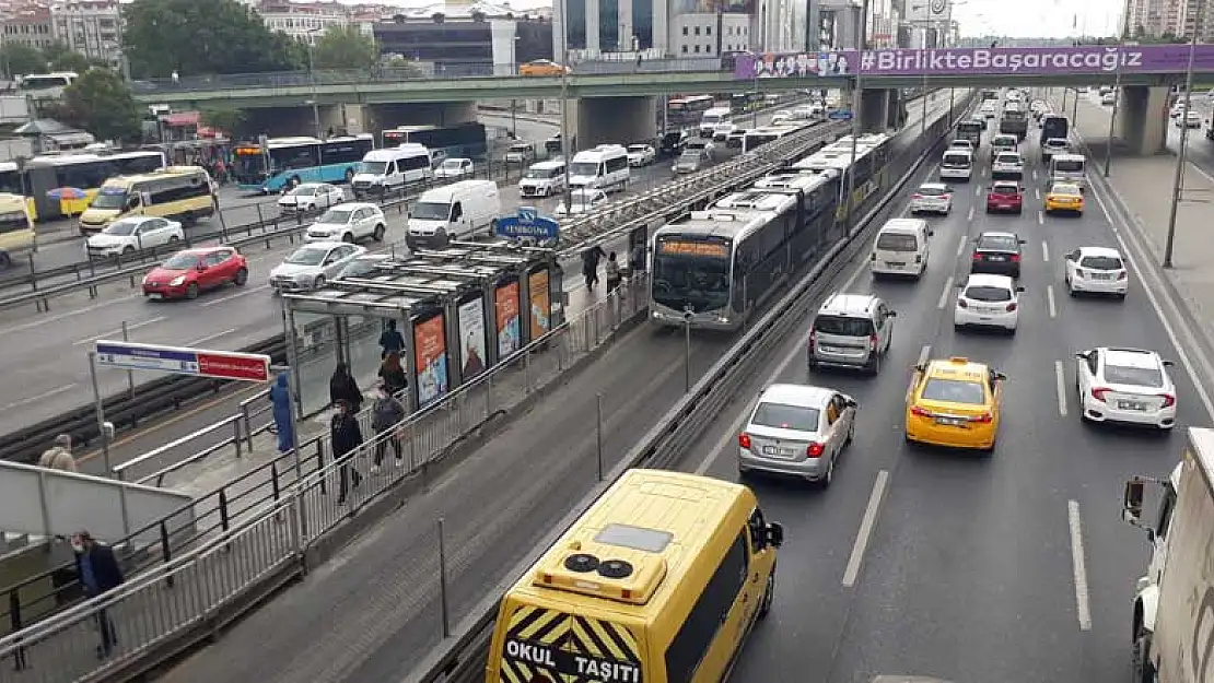 Kısıtlamalar kalktı, meşhur İstanbul trafiği geri döndü