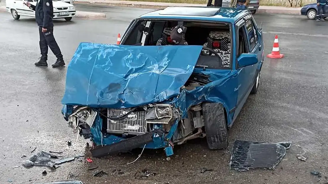 Konya Yunak Otogar Kavşağında kaza: 2 yaralı